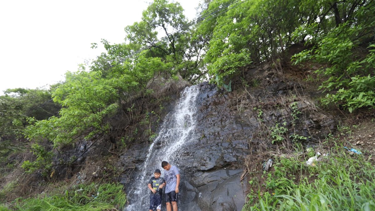 Las torrenciales lluvias ocasionaron que se formaran tres cascadas en los cerros de la Perimetral.