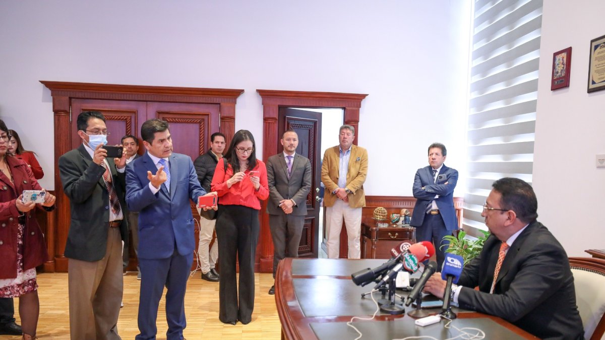 Distancia. Tanto Saquicela como Cucalón dieron detalles de su encuentro en la Asamblea, pero por separado.