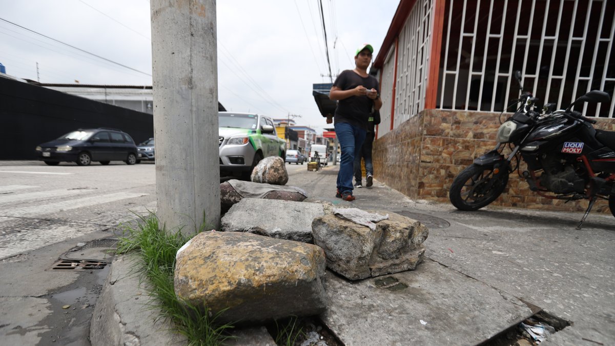 Alcantarillas. En la manzana 111 el sistema de alcantarillado no da más.