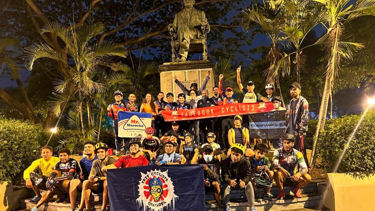 Celebración de Facebook Cyclists tras ruta de aniversario.
