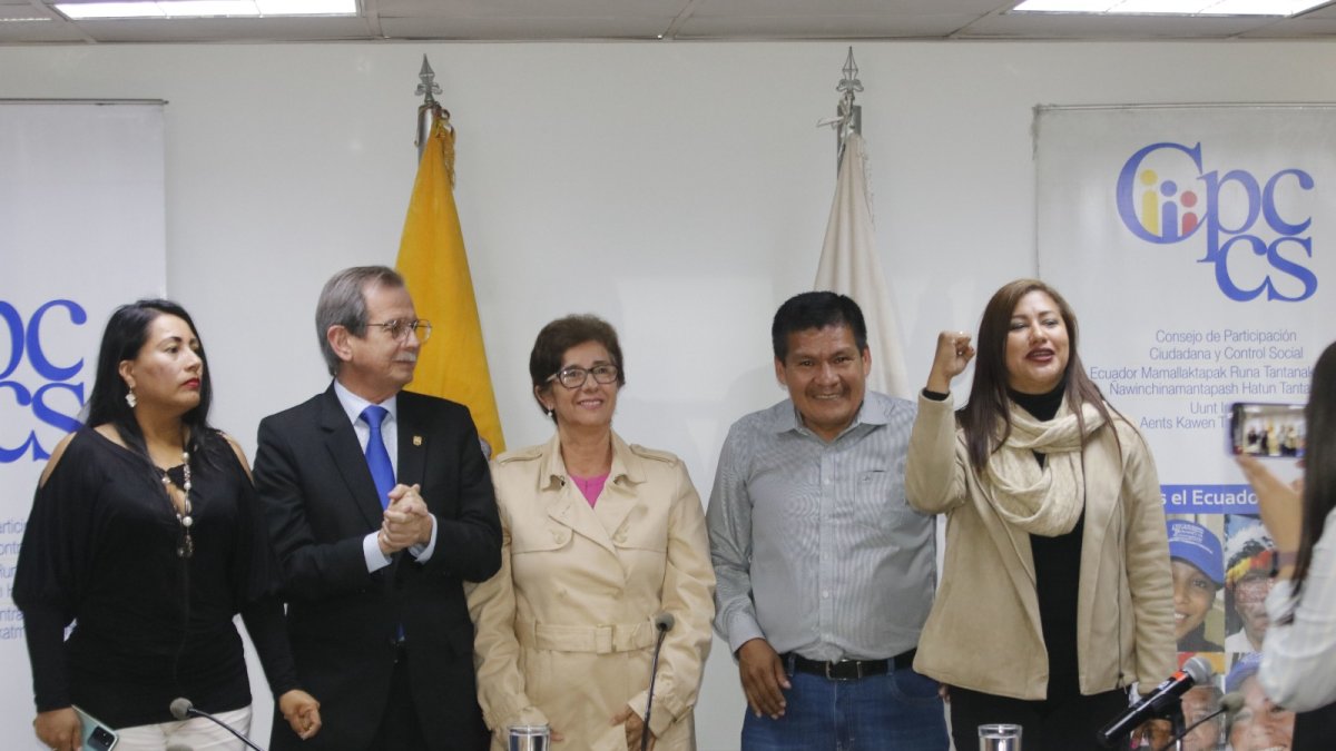 De izquierda a derecha: Graciela Mora, Teddy Tama, Gina Aguilar, Olindo Nastacuaz y Mónica Moreira que aprobaron la moción de nulidad de lo actuado.