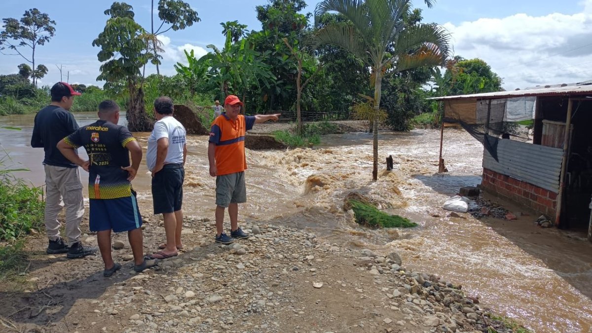 Temor. La fuerza del agua terminó con una parte de la vía de tercer orden.