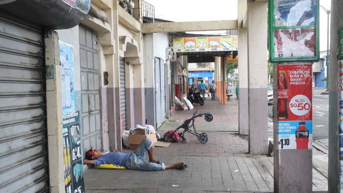 Veredas invadidas en las calle Gómez Rendón, entre la 25 y 26.