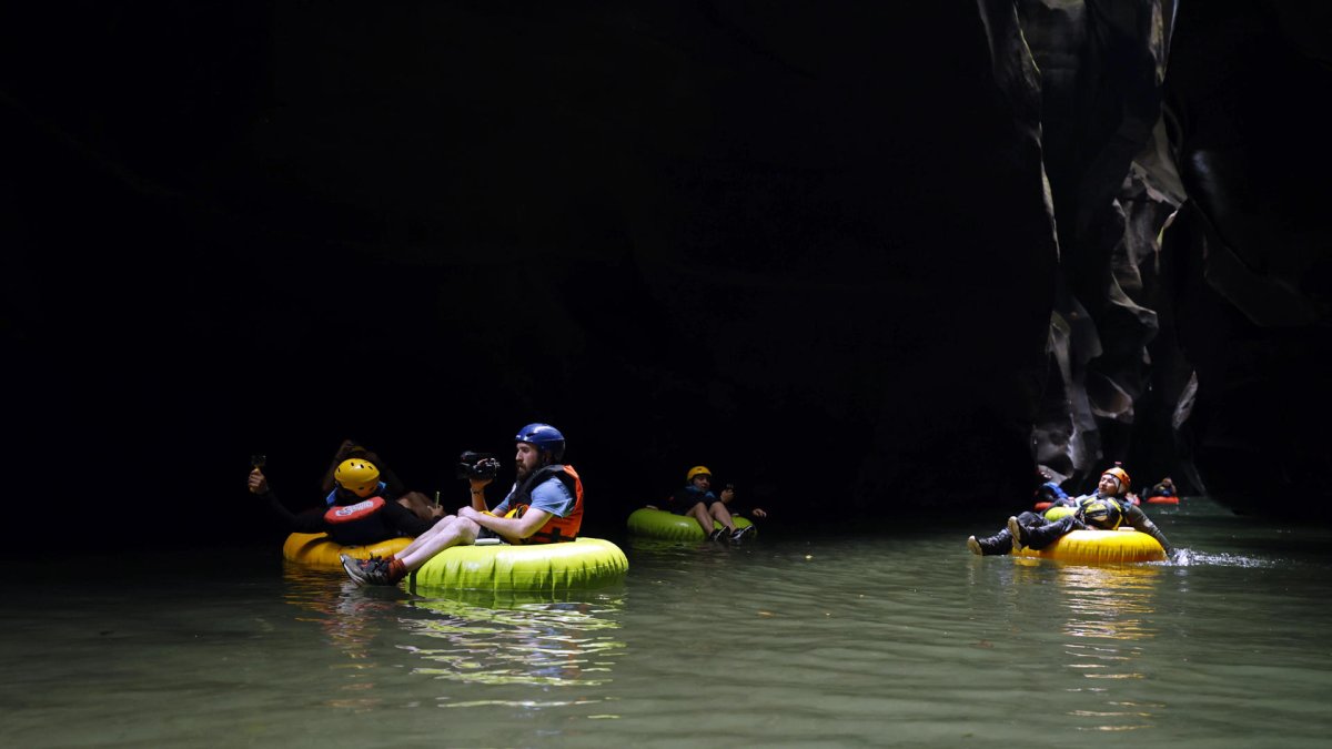 Turistas navegan por el cañón del río Guape, en La Uribe, departamento del Meta (Colombia).