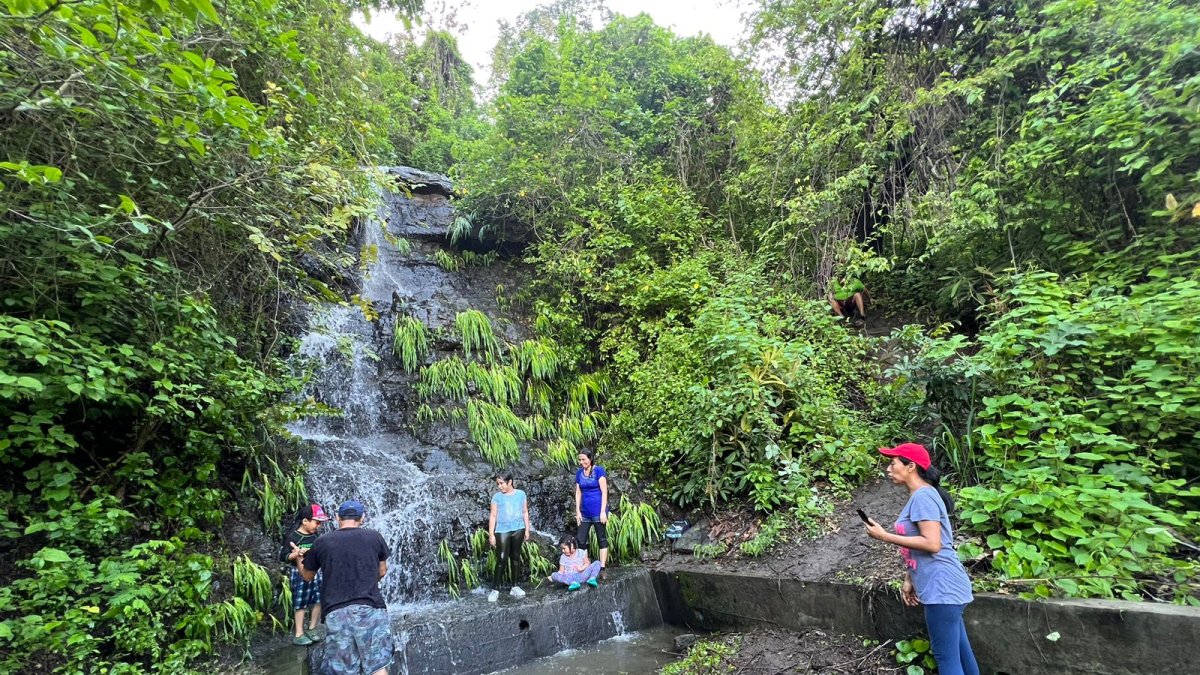 Familias llegaban para visualizar la cascada de la ciudadela El Paraíso.