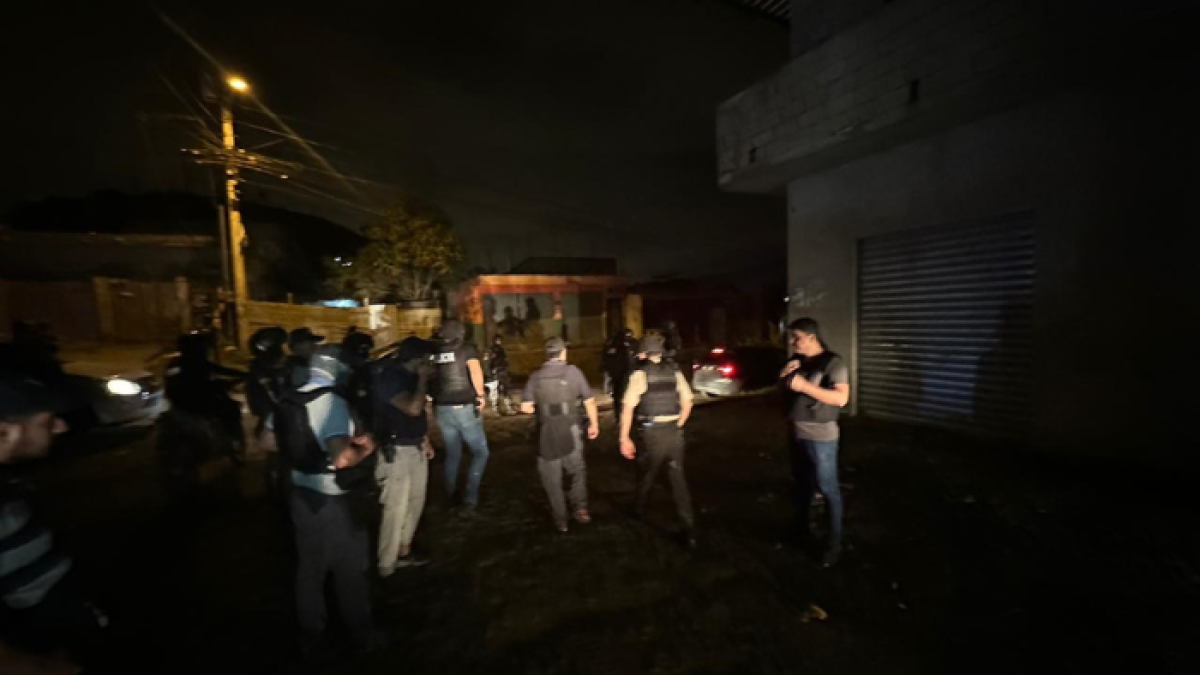 Los agentes, entre ellos un oficial, con el grado de teniente, fueron sometidos en el piso.