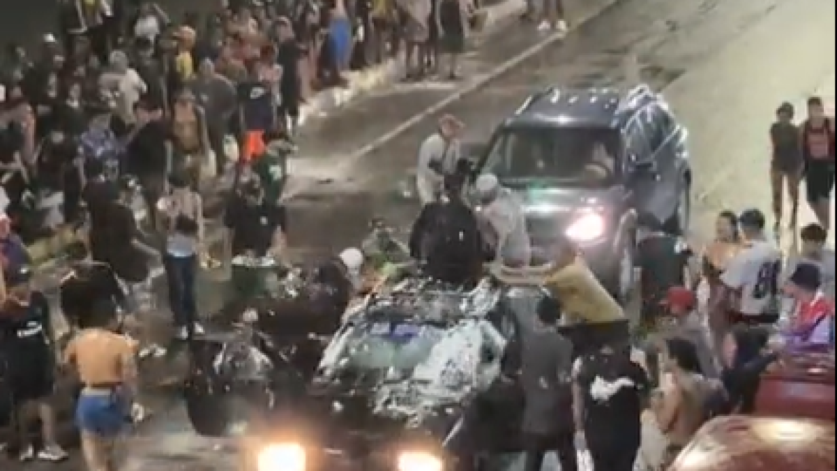 Durante la madrugada del lunes 20 de febrero varios vehículos fueron invadidos por grupos de personas.