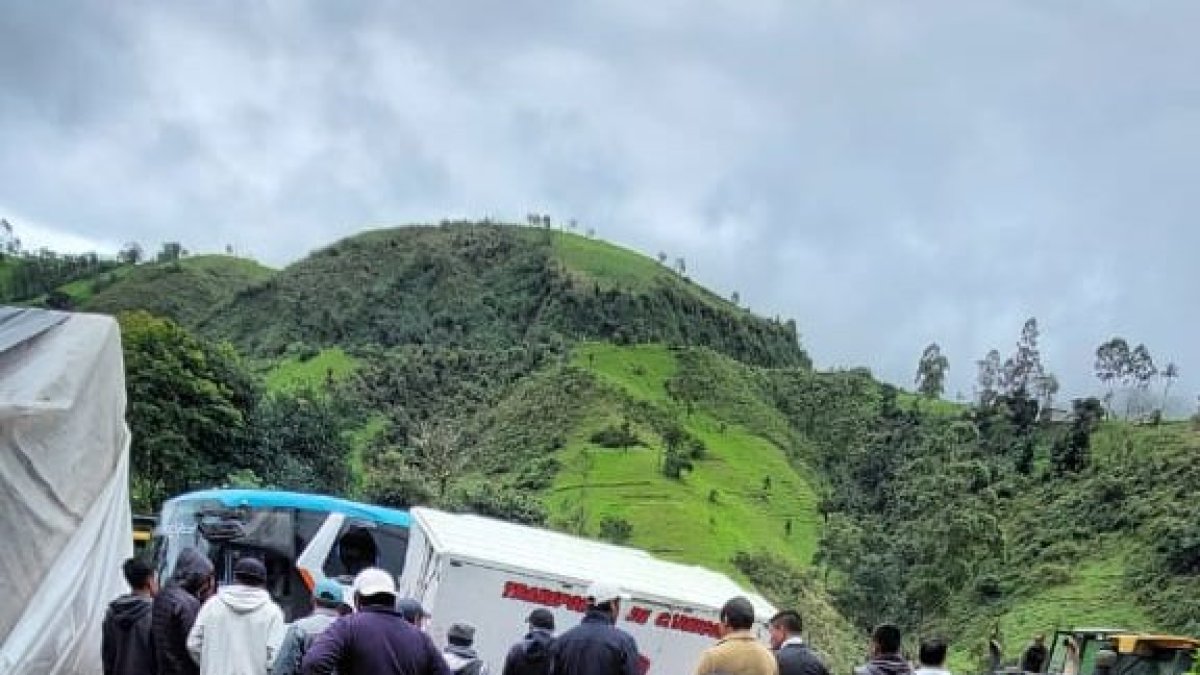 La vía Colta-Pallatanga se vio afectada.