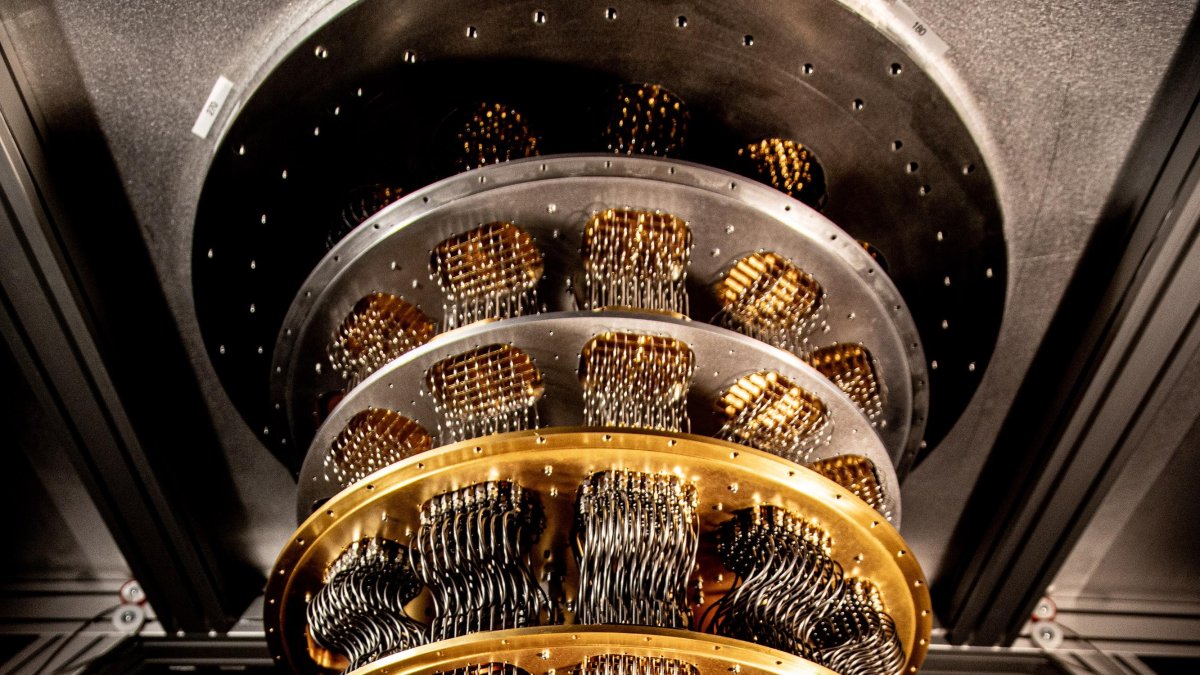 Los ordenadores cuánticos funcionan con cúbits (unidad básica de información cuántica) y no bits (como en los tradicionales).