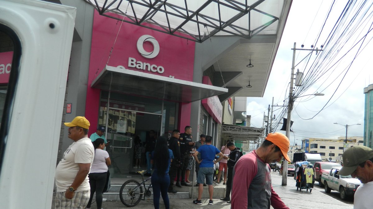 Exteriores de la entidad bancaria en Playas, en de la cual se produjo un asalto armado a un cliente.