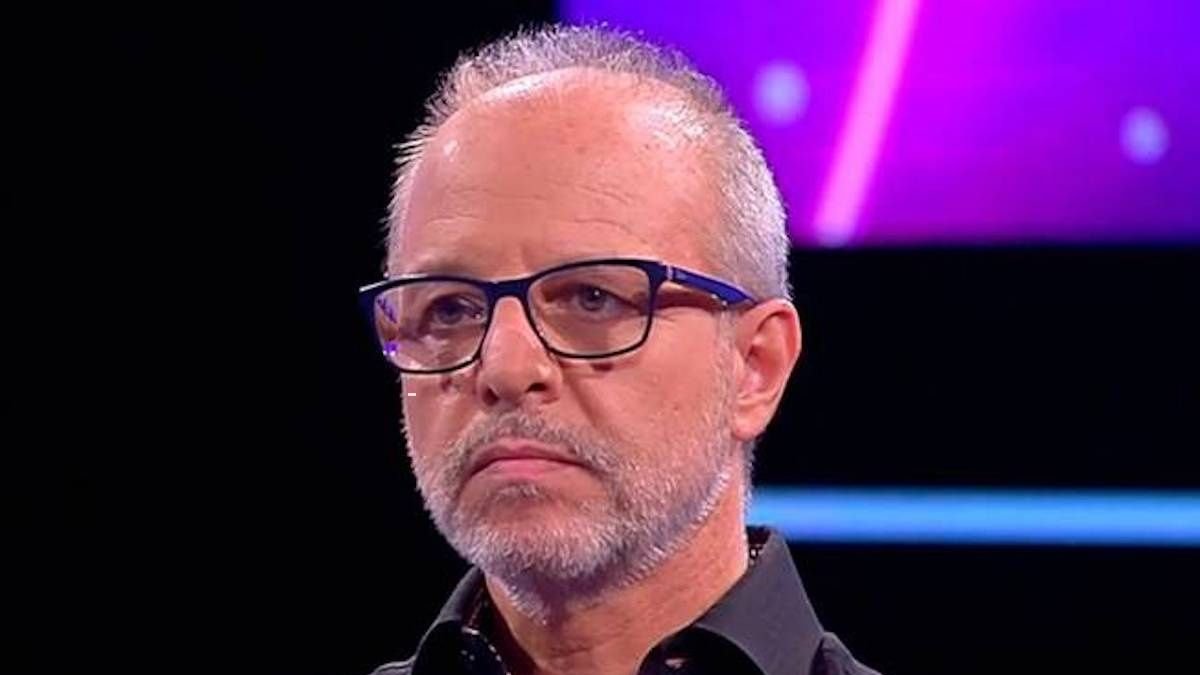 Alberto Plaza cuestiona también a los que hacen playback y afirma que no su caso, pues su garganta está protegida.