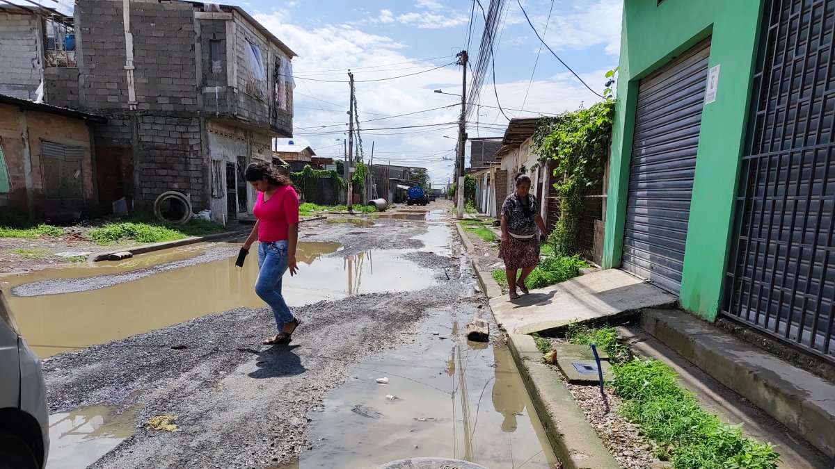 Todas las calles de la ciudadela 5 de Junio, sin excepción, están completamente anegadas.