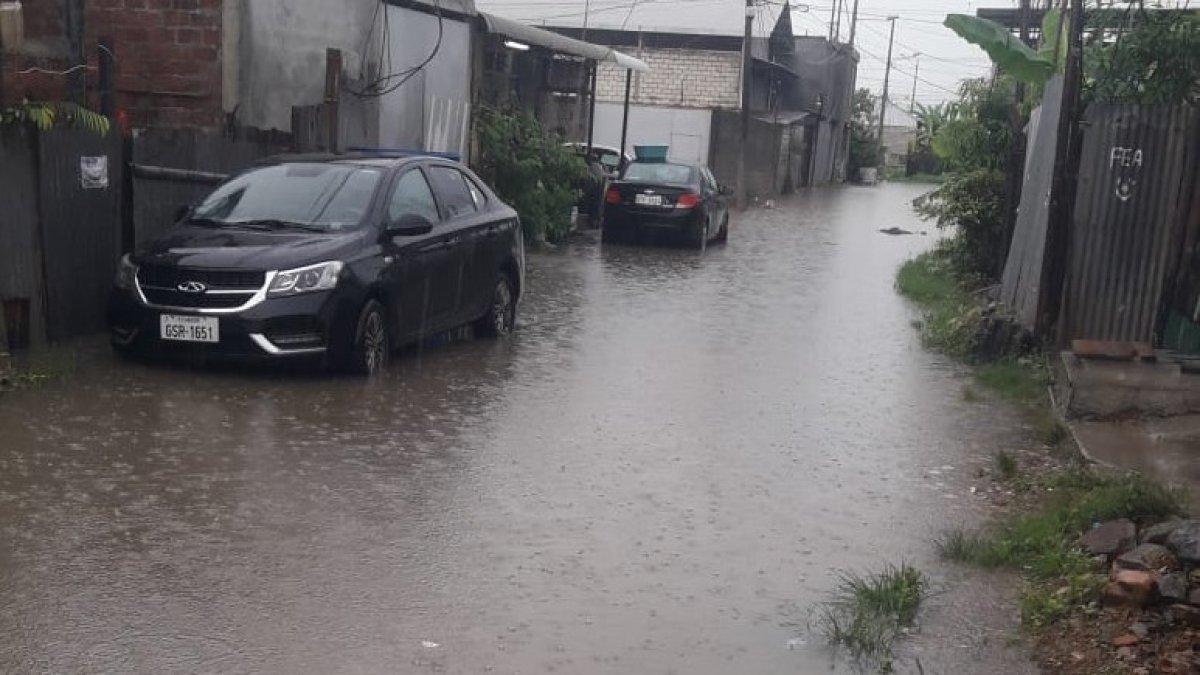 El sector Los Ficus, en el cantón Durán, ha sido uno de los más afectados con la inundación de calles y casas.