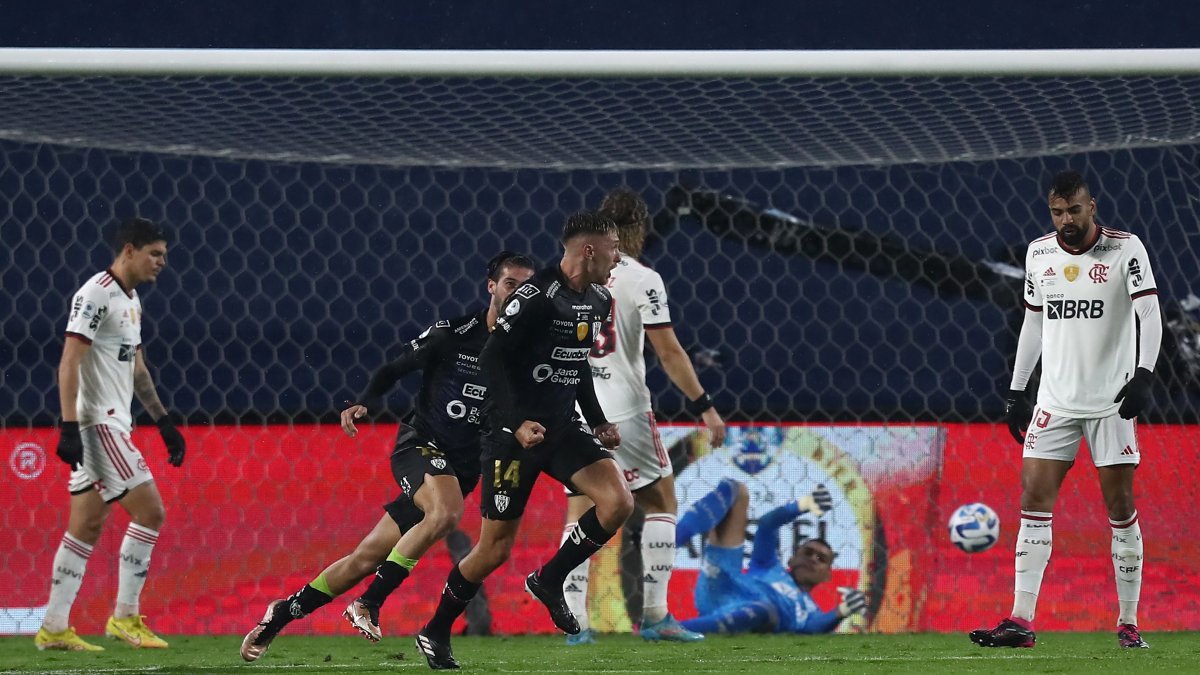 Independiente del Valle ganó a Flamengo con un gol del zaguero Mateo Carabajal (14), en un juego marcado por la fuerte lluvia.