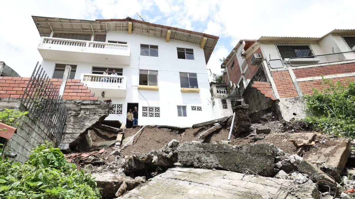 1. La vivienda. El muro de contención y gran parte del patio cayeron sobre el terreno abandonado. La residencia, ubicada en El Paraíso