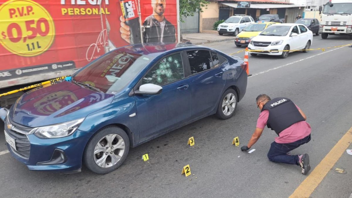 Las víctimas viajaban en un vehículo azul en la vía Perimetral cuando fueron atacadas