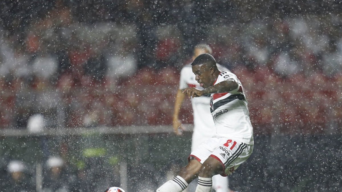 Jhegson Méndez, volante del Sao Paulo, ingresó en la goleada de su equipo 3-0 frente a Sao Bento.