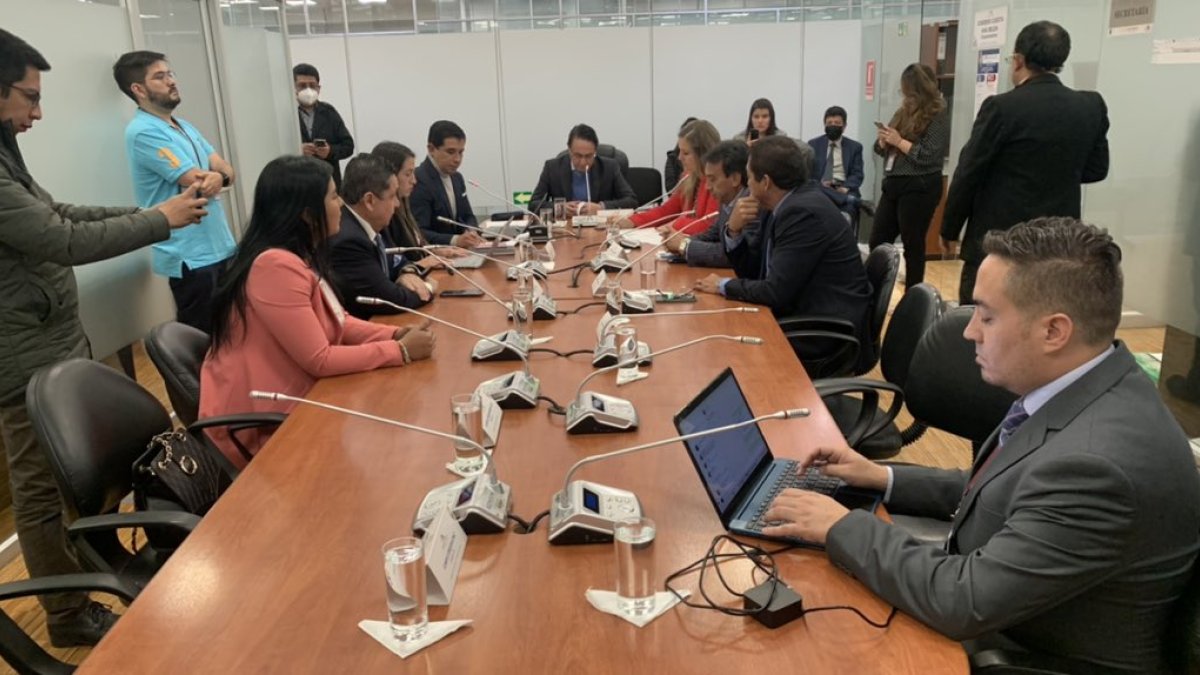 Sesión. Legisladores de la Comisión de Fiscalización se instalaron para tramitar solicitudes de juicio político.