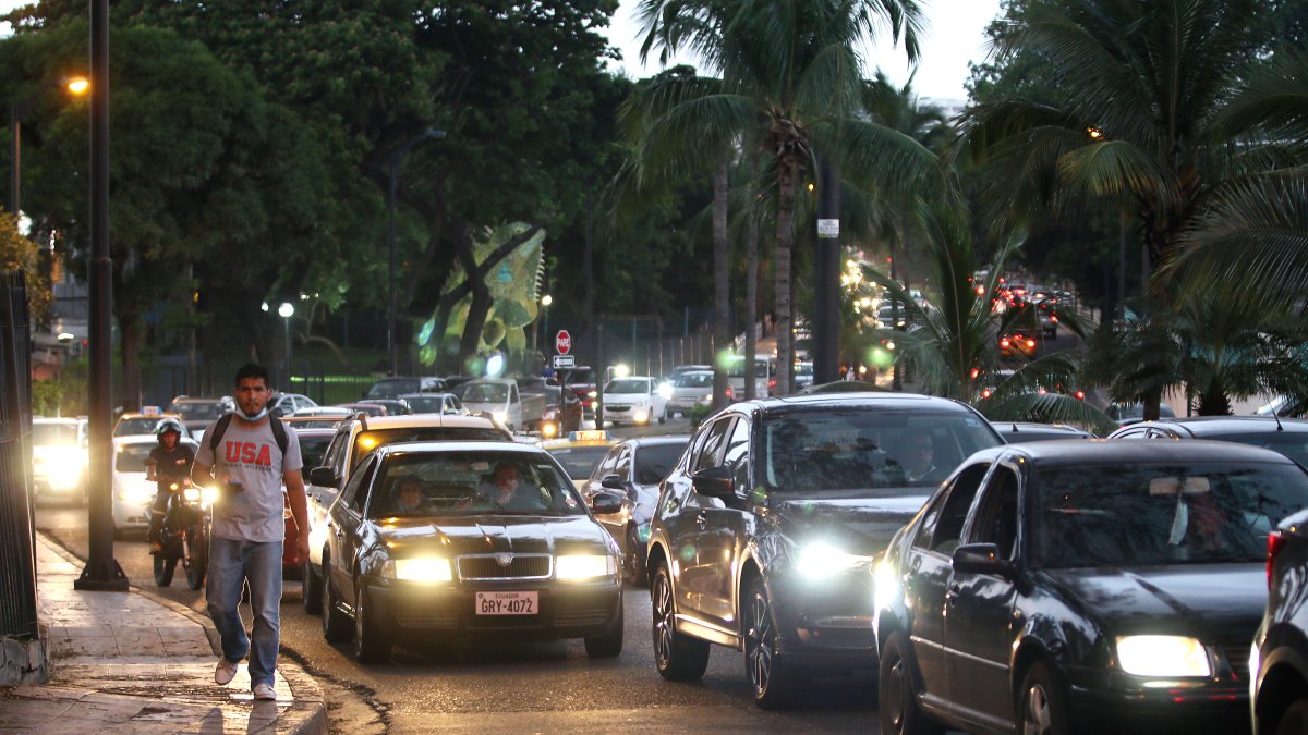 Hecho. En la avenida Las Monjas a diario hay múltiples quejas por el atasco generado en horas pico.
