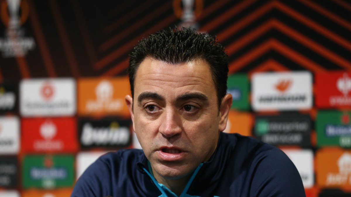 El entrenador del Barcelona, Xavi Hernández, durante conferencia de prensa previo al partido de vuelta frente al Manchester United por el Repechaje de la Europa League.