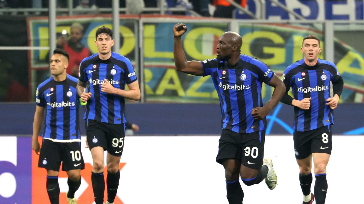 Romelu Lukaku (segundo derecha) festeja el 1-0 junto a sus compañeros del Inter de Milán, en el cotejo ante Oporto durante los octavos de final de la Champions League.