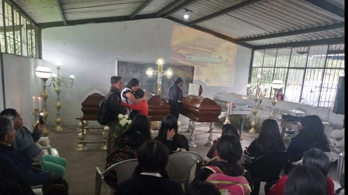 El Guapo. Los familiares y amigos de las víctimas asisten al velorio.