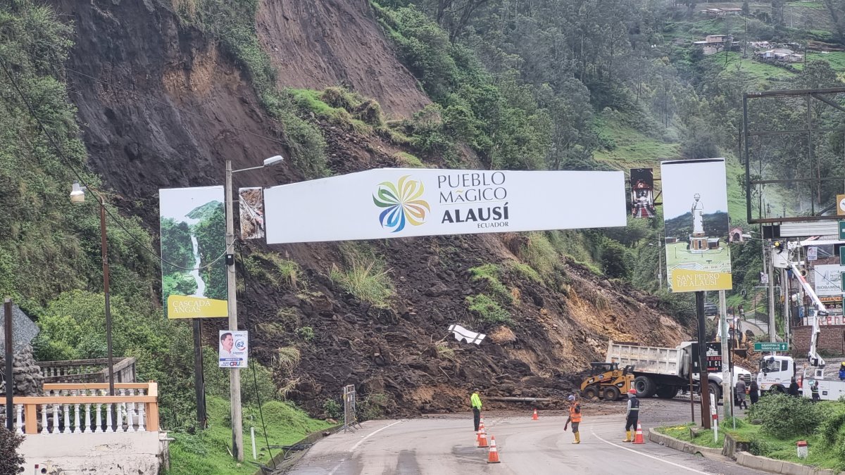 Alausí. Maquinaria ejecuta permanente limpieza de zona afectada.