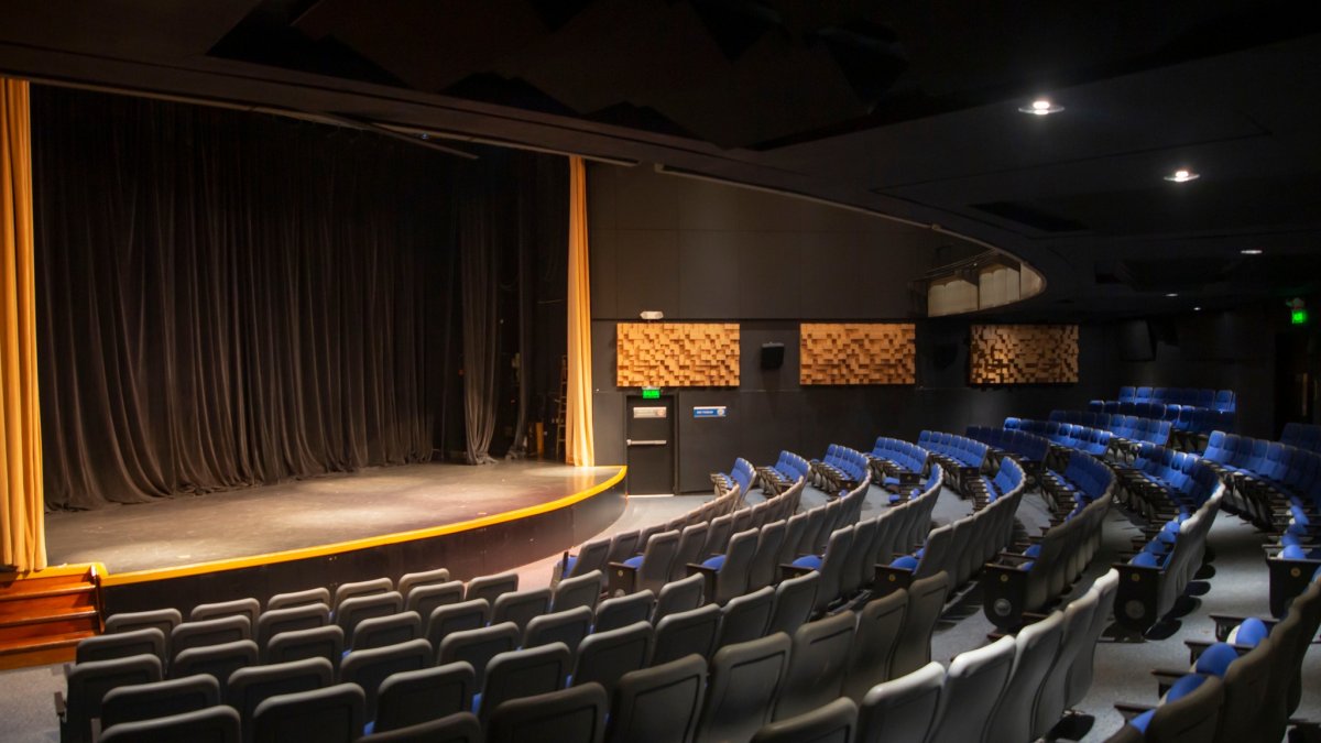 El moderador de estas dos sesiones de cine foro es Carlos Cordovez de la Gasca González, periodista graduado del ITV.