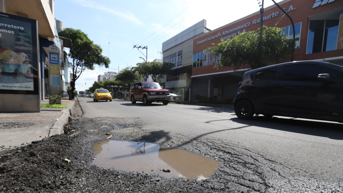 Bache que se ha formado en la calle Esmeraldas.