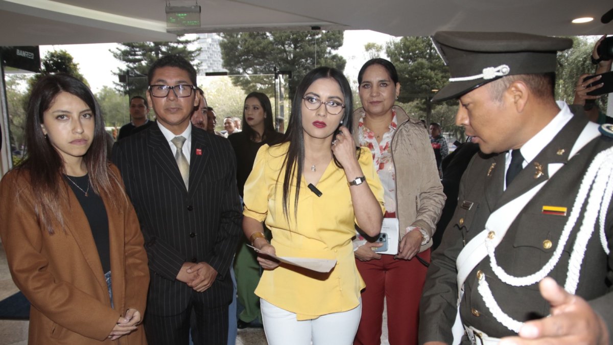 Pedidos. Viviana Veloz acudió junto con otros integrantes de la comisión a la Comandancia de la Policía y Ministerio del Interior.