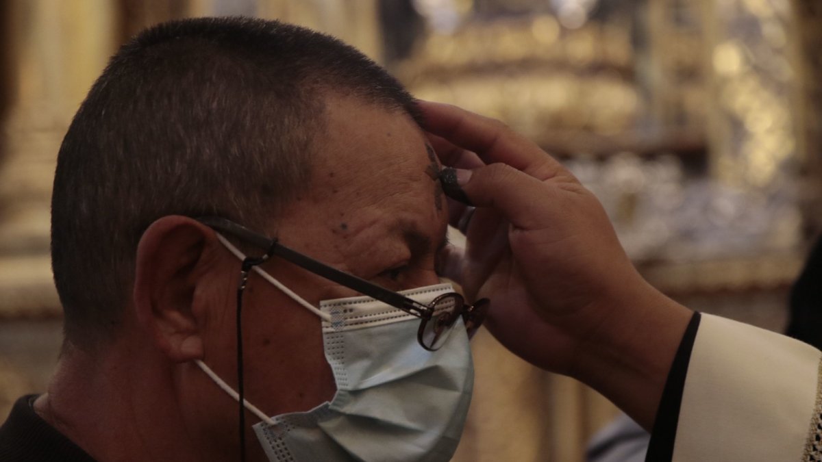 Creencias. Los creyentes, practicantes o seguidores de la religión católica se dieron cita en las iglesias de Quito, desde tempranas horas, para recibir la señal de la cruz por el Miércoles de Ceniza