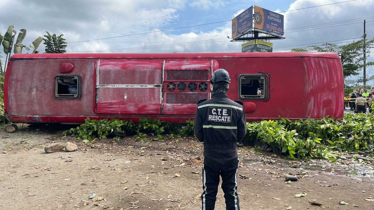 Un agente de tránsito observa a la unidad, tras perder pista este jueves 23 de febrero de 2023.