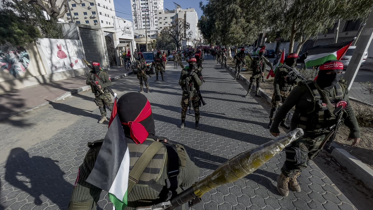 Combatientes del Frente Democrático para la Liberación de Palestina marchan durante la protesta contra la incursión militar israelí en la ciudad cisjordana de Nablus.