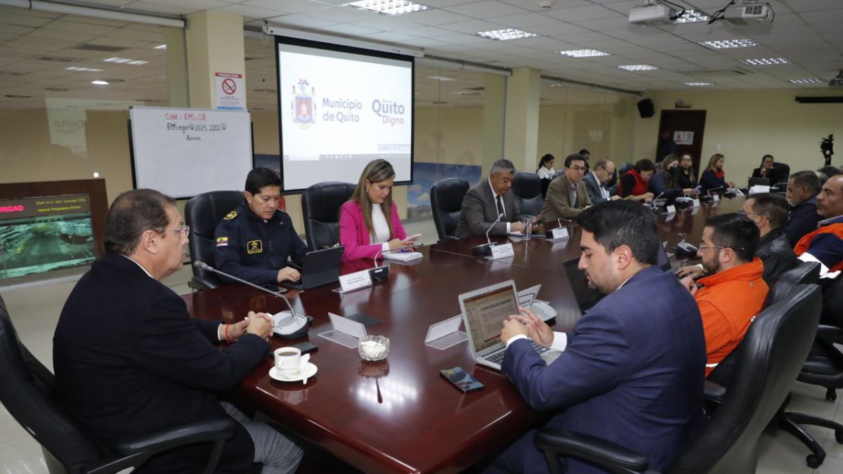 Encuentro. El COE Metropolitano de Quito recibió información sobre el proceso eruptivo del volcán.