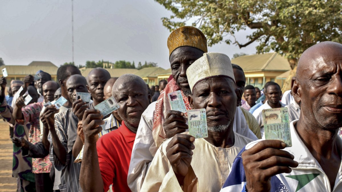 Imagen de archivo de nigerianos que hacen cola para votar en Abuja. 