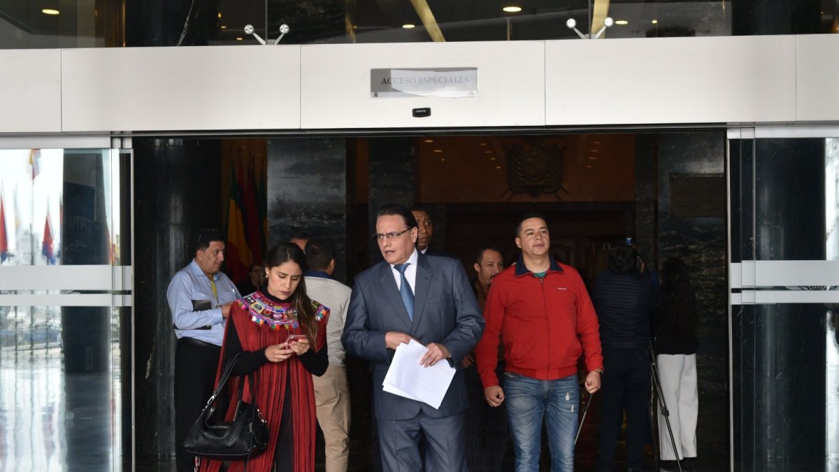 Villavicencio y Sofía Sánchez, de Pachakutik, son parte de este frente parlamentario.