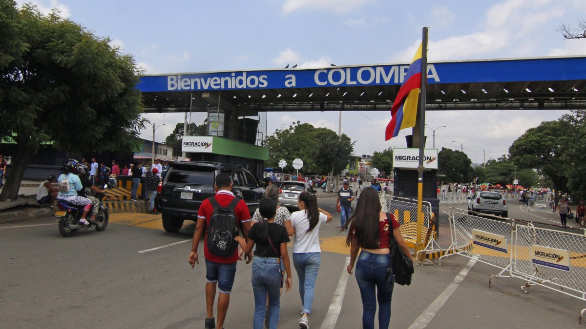 Fotografía del 20 de febrero de 2023 de varias personas mientras entran a Colombia desde Venezuela por el Puente Simón Bolívar en Cúcuta (Colombia)