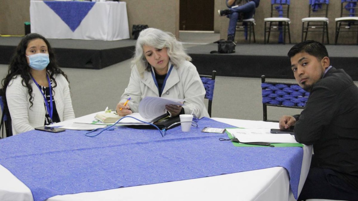 Varios delegados de partidos se dieron cita en la sede del organismo electoral.