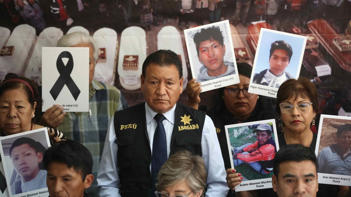 Familiares de los fallecidos en las protestas antigubernamentales del 9 de enero de 2023 se manifiestan para exigir 'justicia' y 'garantías de no repetición' ante dichos hechos, en Lima (Perú).