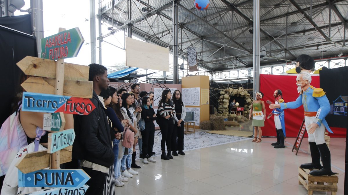 Discurso. Los distintos monigotes, que representan a personajes de la historia, presentan con audios su versión de los hechos.