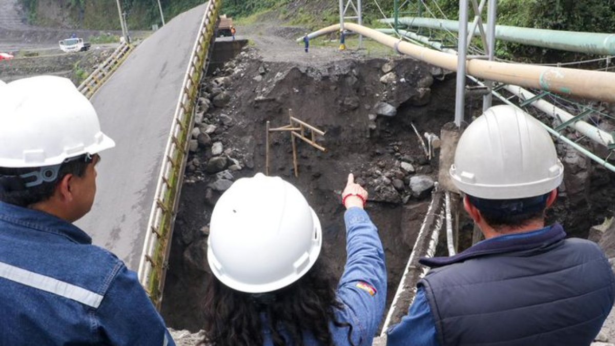 La gerente de Petroecuador, María Elisa Soledispa, en la visita a la zona de los oleoductos afectados.