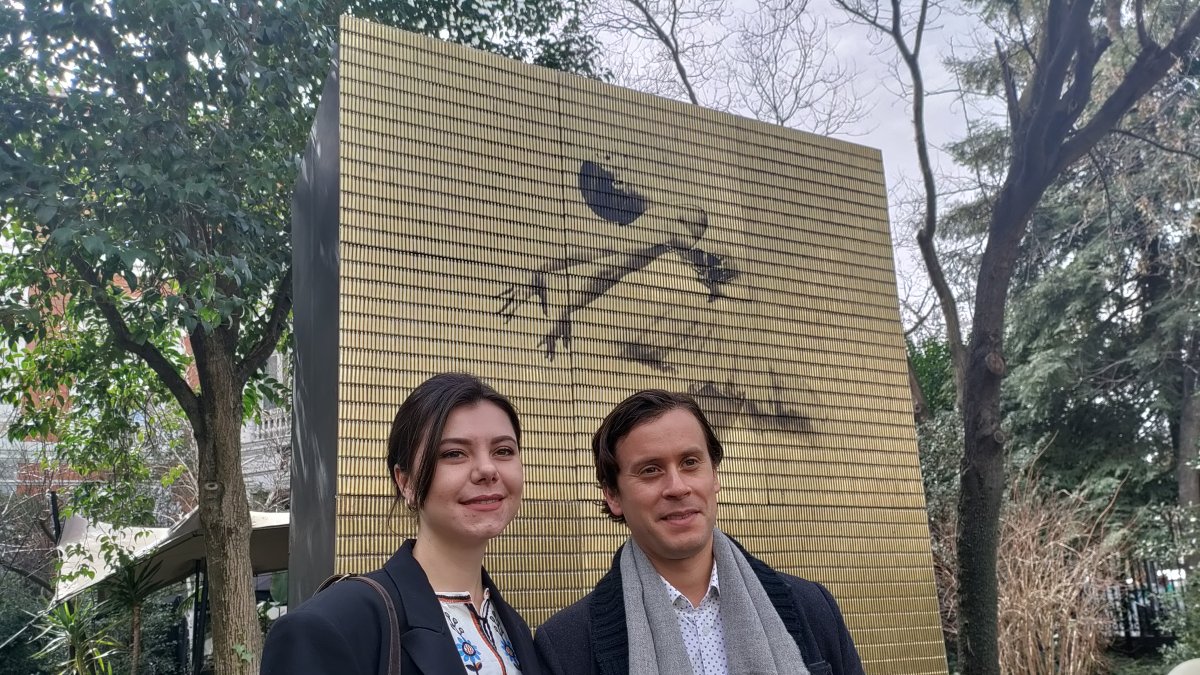 Madrid. Los gestores de esta propuesta artística y de denuncia aparecen al pie de la obra expuesta al público.