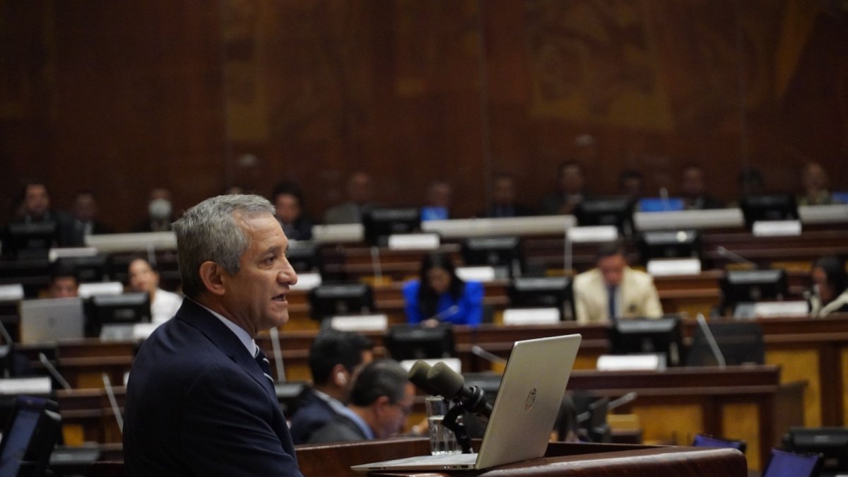 Interpelación. Vehemente y articulado, Patricio Carrillo ejerció durante poco más de dos horas su derecho a la defensa en el salón del Pleno.