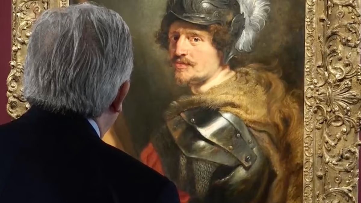 Un persona observa el cuadro que está de paso por Madrid, en estos días.