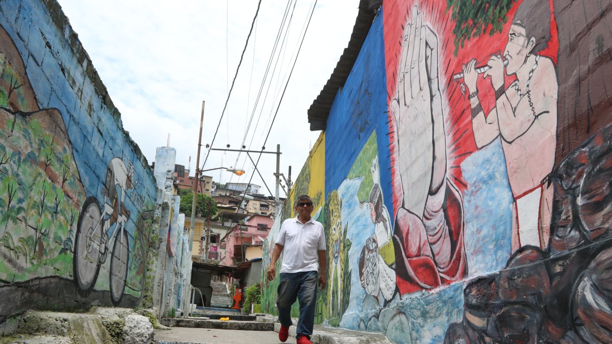 ‘Maquillaje’. Los colores de las paredes de algunos callejones no han cambiado la imagen olvidada del cerro del Carmen.