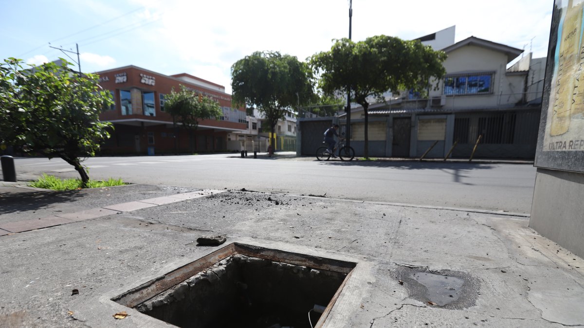 Alcantarilla sin tapa en la calle Esmeraldas.