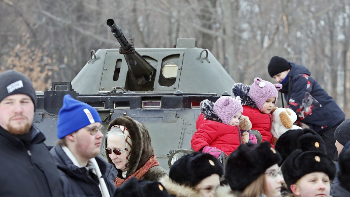 Un grupo de niños posan para una foto en un vehículo de combate de infantería durante el Día del Defensor de la Patria en Victory Park en San Petersburgo, en Rusia, el 23 de febrero de 2023.