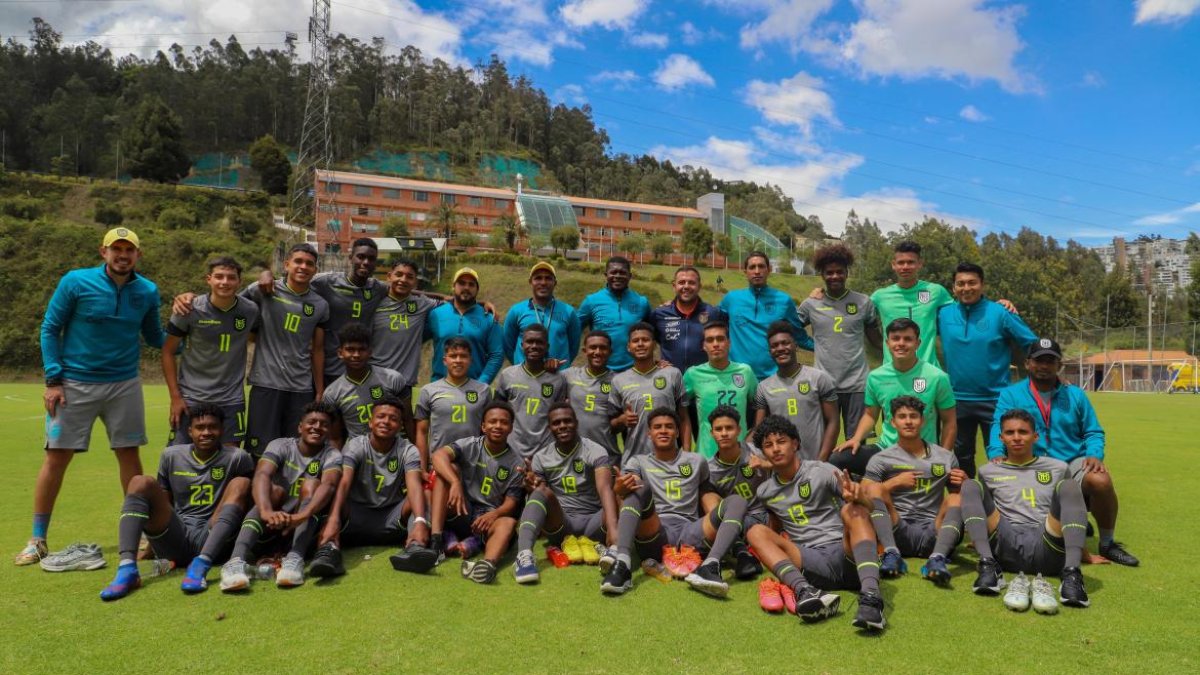 La sub 17 ha tenido 10 microciclos con el entrenador Diego Martínez (izquierda de gorra).