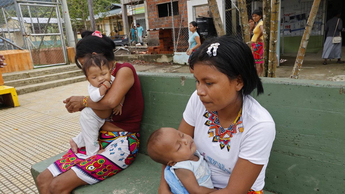 Indígenas embera cuidan a sus hijos el 23 de noviembre de 2022, en una fotografía de archivo.
