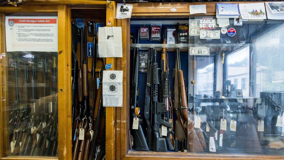 Fotografía de archivo de una exhibición de armas largas, rifles y escopetas en una tienda en Nueva York (EE.UU.).